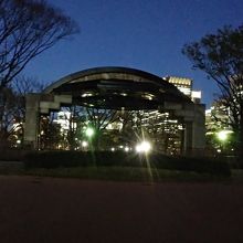 夜間のひっそりとした状況を…。