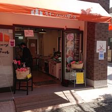お店の外にも商品が並べられてました
