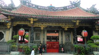 龍山寺入口の建物