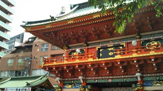 あらゆる人々が参拝に