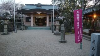 津城跡に隣接している高山神社