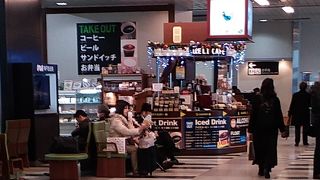 お店自体はオープンなスペースなので、イートインで食べるようなスペースは基本的にありません。