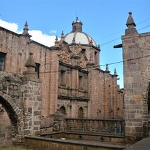 ミチョアカン大学の向かいにはTemplo de Santa 