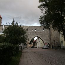 左側の塔が入口です。