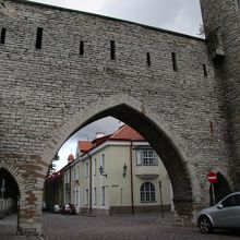 馬車も通れるような門として当初から造られました