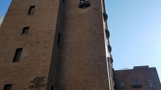 外壁のスクラッチタイルが美しい