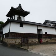 白壁と鐘楼が印象的なお寺