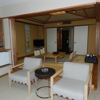 リビングルームと和室（和室の右手がベッドルーム）