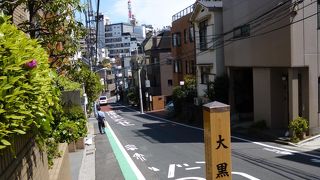 坂の向うには東京タワーが