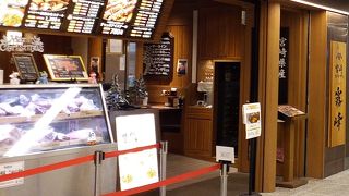 こちらのお店の看板メニューである宮崎県産のステーキ定食をオーダーしました。