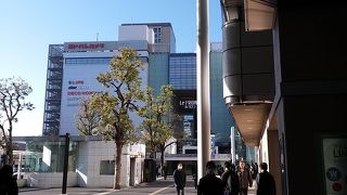 主要なテナントはスーパーのライフ、ゼビオスポーツ、ヨドバシカメラでした。