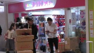 渡航先での夜食用のお菓子を購入しました。