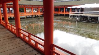 本殿を繋ぐ、東回廊と西回廊