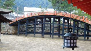 西回廊の出口付近にある「反橋」