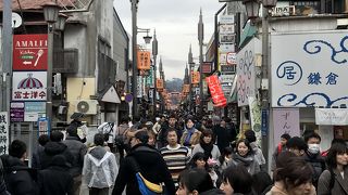 鎌倉駅から鶴岡八幡宮に向かって伸びる鎌倉では人気の通り！北鎌倉とは大違いですっごい観光客の数にびっくり！