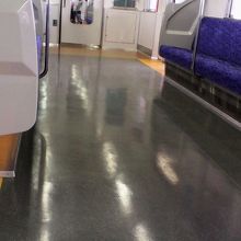 この日乗ったのはロングシート座席の車両で旅情はいまひとつ