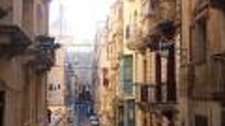 マルタ名物の出窓や坂道が絵になるストリート