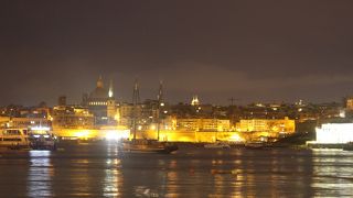 スリーマとのフェリーが発着しています