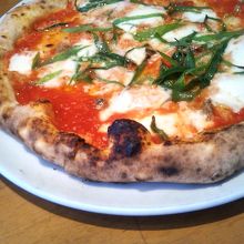 薪窯で焼き上げられたばかりのピッツァ