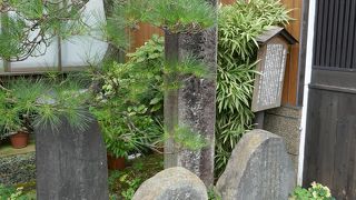 蕎麦屋さんの隣りです