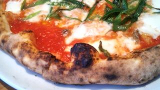 薪窯で焼き上げられるピッツァ