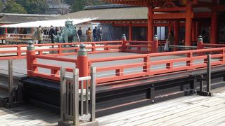 ウッドデッキの広い平舞台