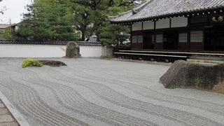 方丈の前には、京都のお寺にあるような枯山水の庭が広がっていました。