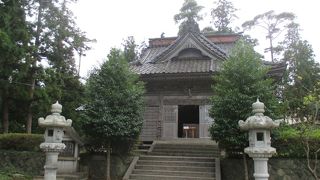 瓦葺きの立派な能舞台がありました。