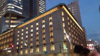 花崗岩でできた重厚な外観