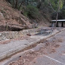 …火災後の大雨の被害の痕跡もありましたが、整備が進んでいます
