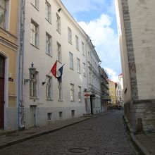 細い路地の様な通りです