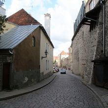 ハリュ通り側では城壁に並びます