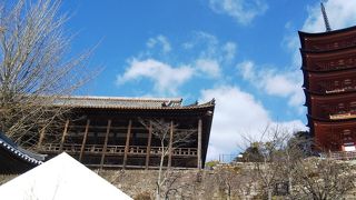 五重の塔の近くにあります。