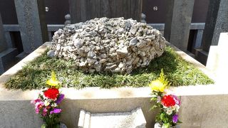 普門院のさざれ石