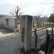 丸太町橋西詰の石碑
