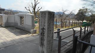 丸太町橋西詰の石碑