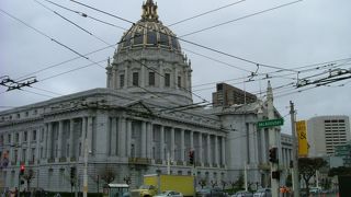 とても綺麗な感じの庁舎です。