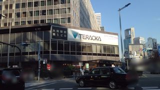 いかにも70年代といった味のあるビル