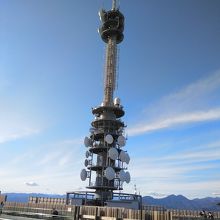 高いテレビ塔の周りを一周できます。