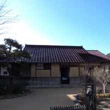 記念館の隣には旧住宅があります。