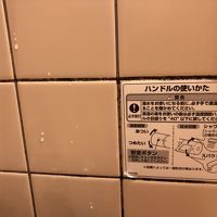 風呂は40度以下で使え、タイルの目地は黒い