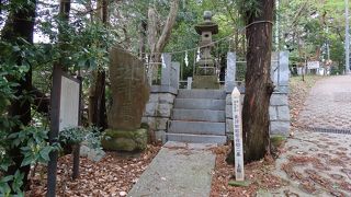 対をなす常夜燈