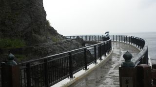 雨の「江の島岩屋」