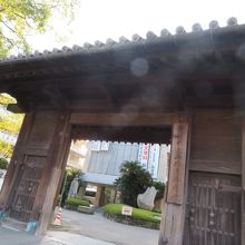 歴史を感じる門です