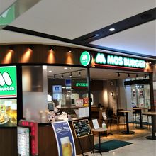 電源コンセントも店内で使える