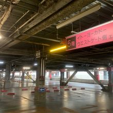 ガラガラの駐車場