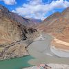 7月はザンスカール川の勢いが強い／Confluence of the Indus and Zanskar Rivers