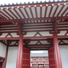 外側から見た東重門。向こうに見えるのは西重門