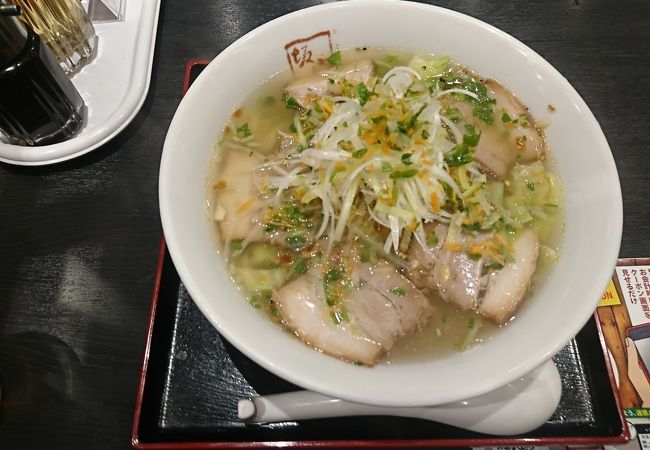 モチットした太めの縮れ麺