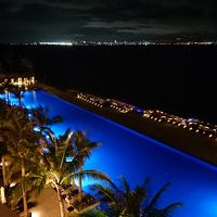 バルコニーからの眺め。奥に見える明りはセブ本島です